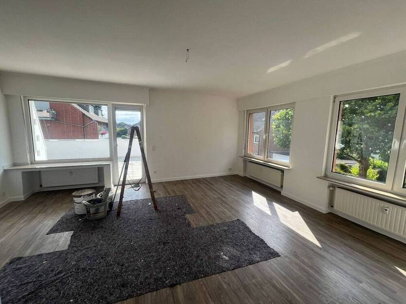 RENOVIERTE VIERZimmerwohnung MIT GROSSER DACHTERRASSE IN RUHIGER LAGE