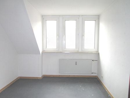 Dachgeschoßwohnung Essen Huttrop - 3.5 Zimmer, 49 m&sup2;, 400&euro; | Angebot:25209211