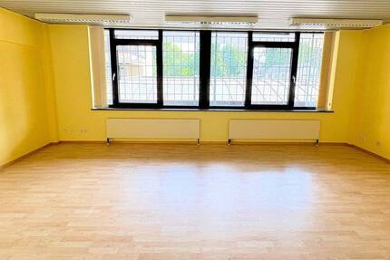 Praktische Büroeinheit mit KFZ-Stellplatz 1 zimmer