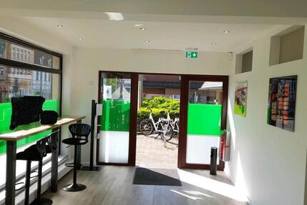 Komplett ausgestattetes Lokal für einen Gastro-Lieferdienst zimmer