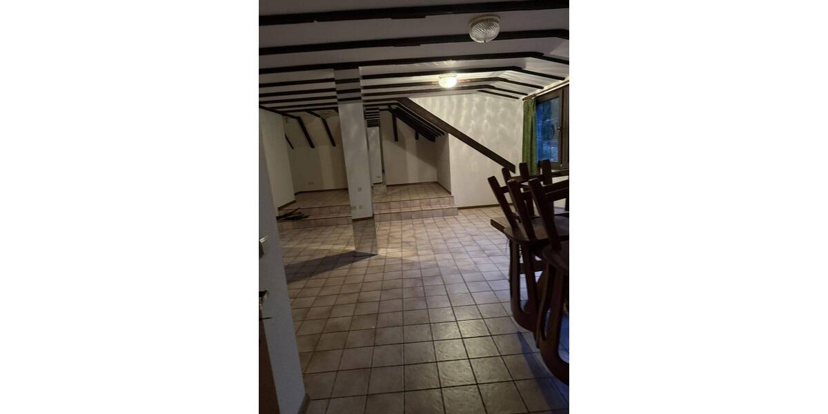 Lichtdurchflutete Wohnung in Zweifamilienhaus mit großem Balkon in Krefelder Bestlage zu vermieten 3 zimmer