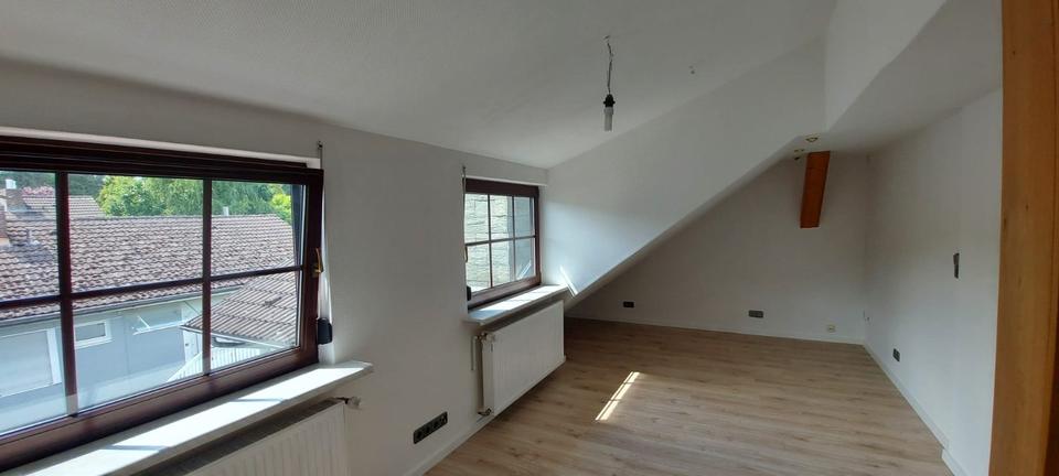 Dachgeschoßwohnung Altenstadt - 3 Zimmer, 100 m&sup2;, 1.000&euro; | Angebot:24688058