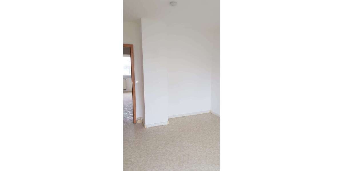 NEU -frisch renoviert. Gut geschnittene 4 Zimmer mit Balkon und Einbauküche! 4 zimmer