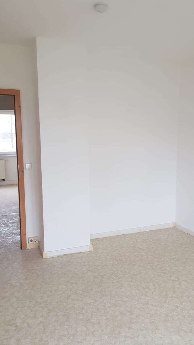 NEU -frisch renoviert. Gut geschnittene 4 Zimmer mit Balkon und Einbauküche! 4 zimmer