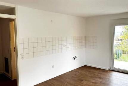 Renovierte 2 Zimmer + Tageslichtbad mit Dusche + neuer Boden + Balkon mit Blick ins Grüne 2 zimmer