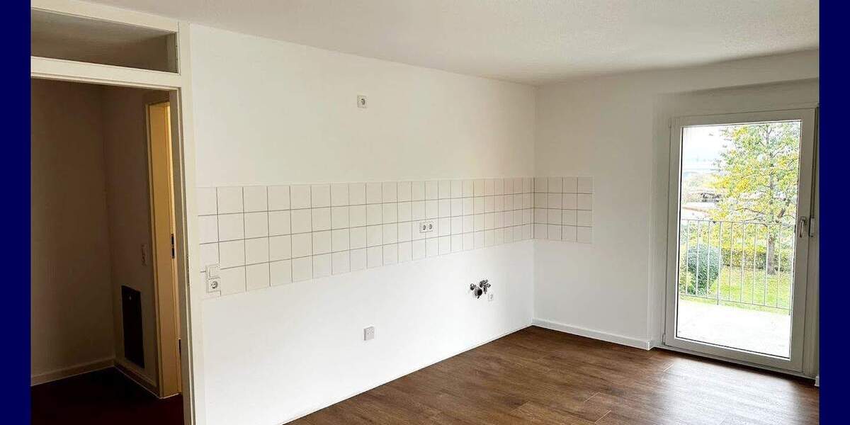 Renovierte 2 Zimmer + Tageslichtbad mit Dusche + neuer Boden + Balkon mit Blick ins Grüne 2 zimmer