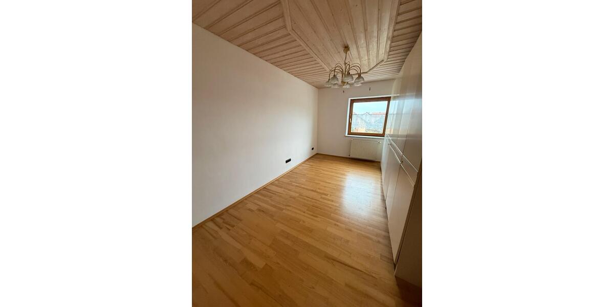 Dachgeschoßwohnung Wenzenbach - 3 Zimmer, 131 m&sup2;, 950&euro; | Angebot:25592241