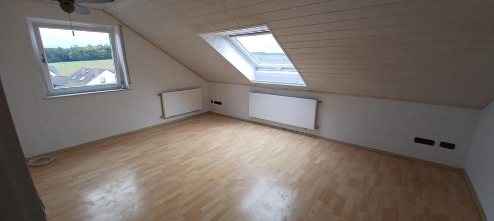 Renovierte 90 m² DG-Whg, Garage&2SP, Keller, EBK, Dusche&Wanne zimmer