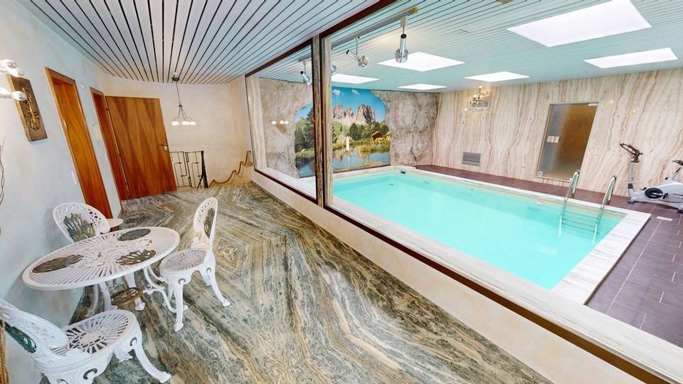 VR IMMO: Exklusive Wohnung mit Innenpool, Sauna und hochwertiger Ausstattung.