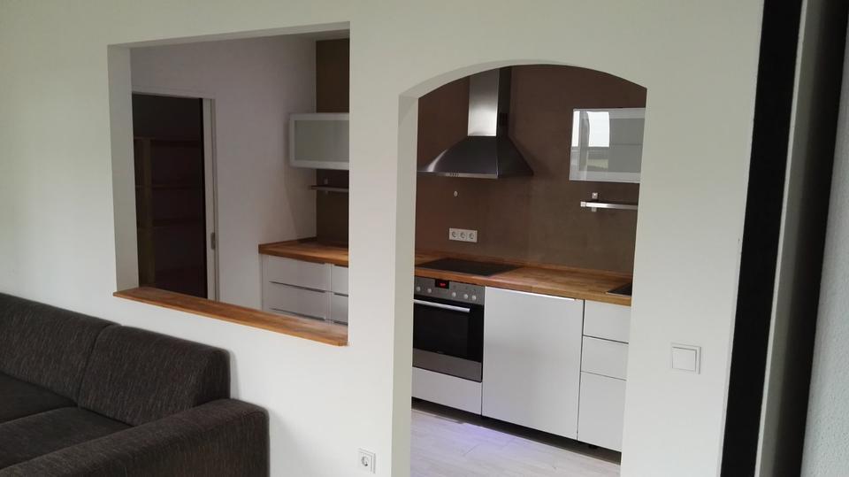 Neuwertige 80 m² 3-Zi.-Whg. mit EBK und Garten in Laaber