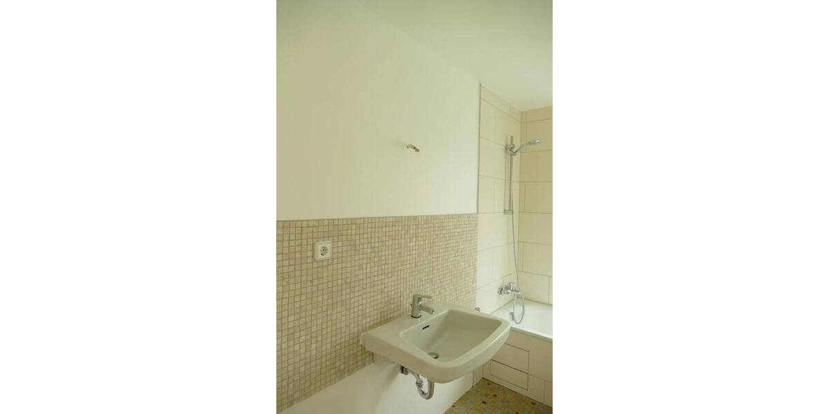 DG mit Balkon: helle großzügige 3-Zimmer + Wohnküche + Bad + GästeToilette, keine Schrägen,zentral 3 zimmer