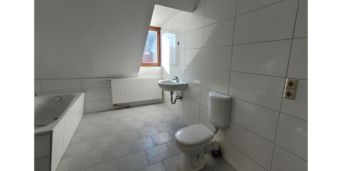 Dachgeschoßwohnung Waltershausen - 3 Zimmer, 77 m&sup2;, 480&euro; | Angebot:24596017