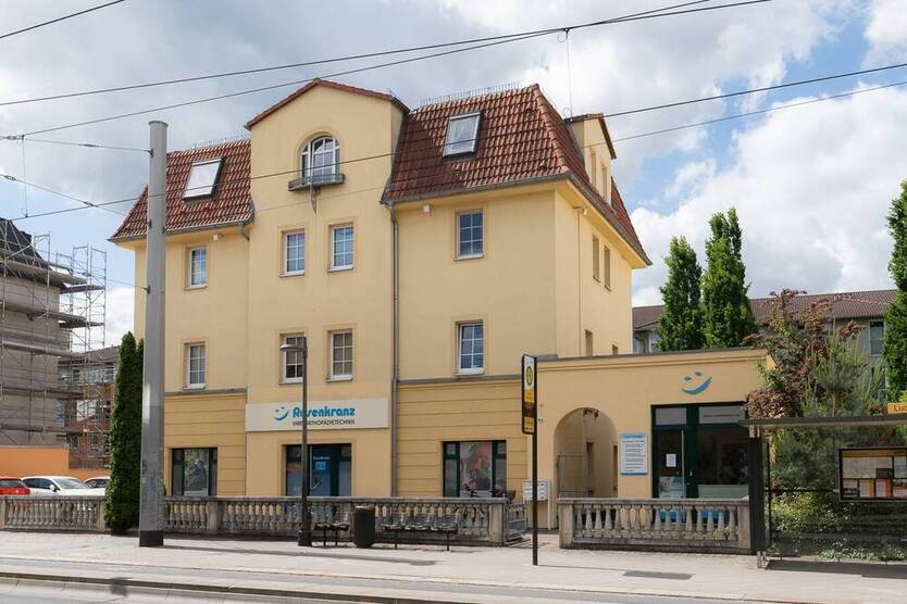 Top Lage, ebenerdiger Laden - Werkstatt - Verkaufsflächen mit Parkflächen.