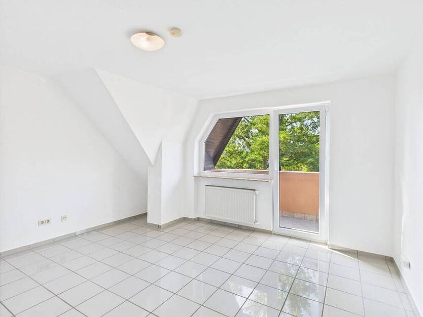 Lichtdurchflutete 3-Zimmer-Dachgeschoßwohnung mit Südbalkon, Einbauküche & ruhigem SchlafZimmer