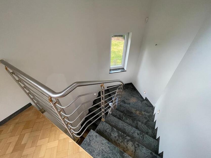Freistehendes Architektenhaus mit traumhaftem Grundstück + Pool in der Nähe des Herzzentrums