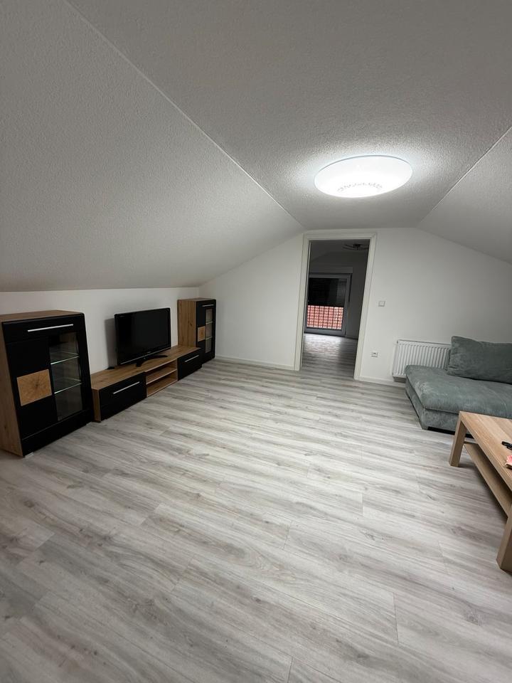 Vermiete Dachgeschoßwohnung mit Möbel