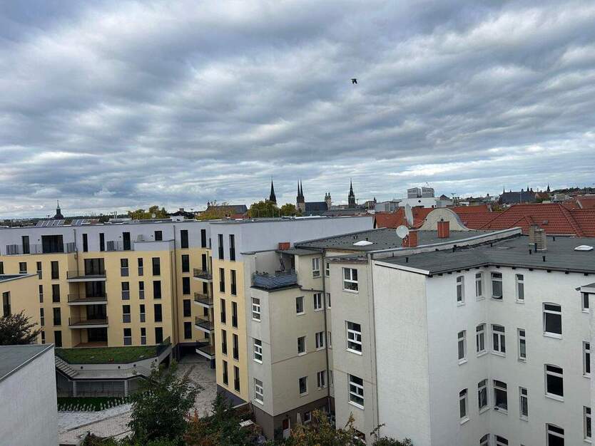3-Raumwohnung mit Dachterrasse und Weitblick über Halle, Stellplatz, Einbauküche & dekorativen Sichtbalken! 3 zimmer