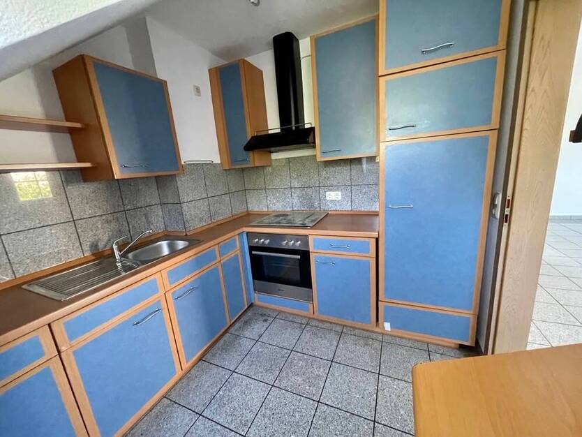 Helle DachWohnung mit Balkon EBK und PKW-Stellplatz!