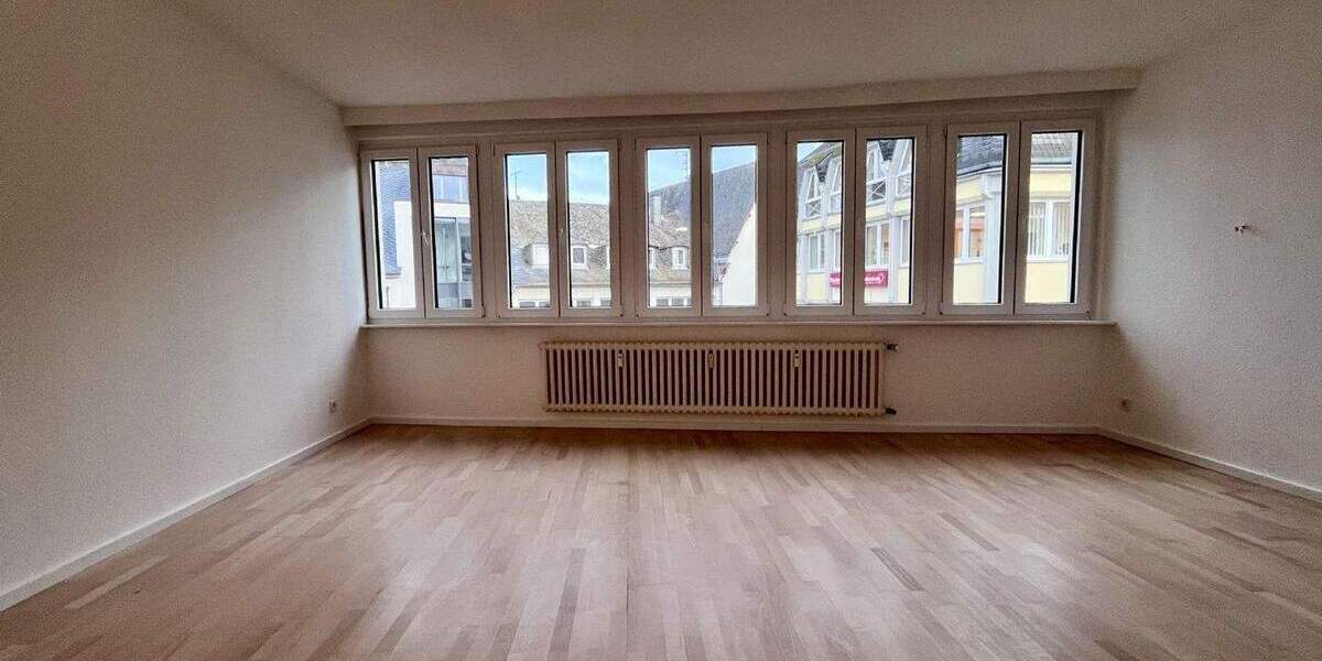 TR.-City: Modernisierte geräumige 2 ZKB, GWC, Abstellraum, EBK und Domblick... 2 zimmer