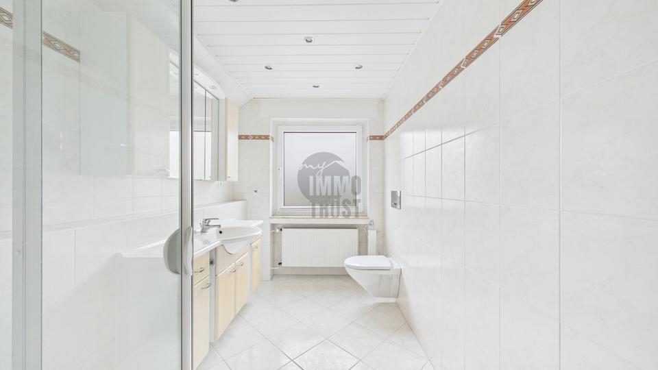 Exklusive Villa in Toplage von Grasdorf – 10 Zimmer, traumhafter Feldblick & Wellnessbereich mit Pool 10 zimmer