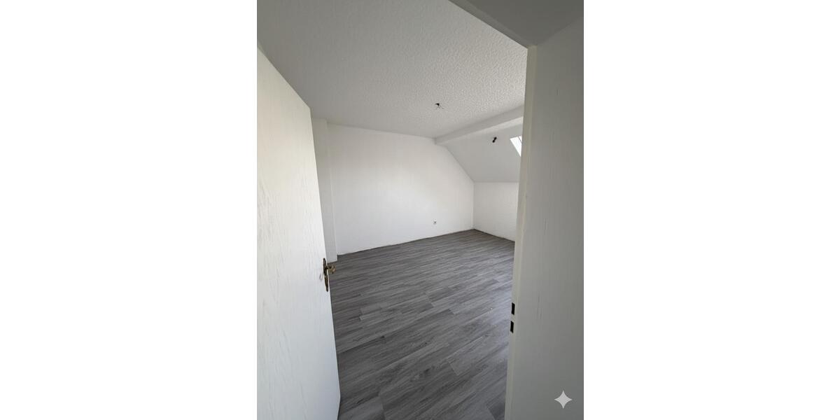 Dachgeschoßwohnung Essen Stadtbezirk VI - 3 Zimmer, 74 m&sup2;, 760&euro; | Angebot:26665409