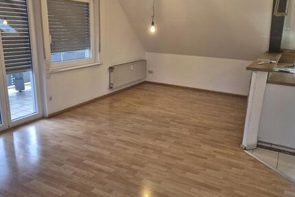 Schöne 3 Zimmer Dachgeschoßwohnung 80 qm EBK Balkon 2xStellplatz zimmer