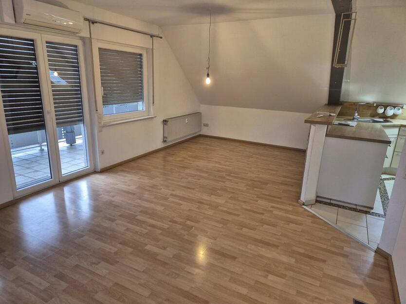 Schöne 3 Zimmer Dachgeschoßwohnung 80 qm EBK Balkon 2xStellplatz zimmer