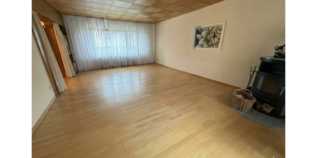 Erdgeschoßwohnung Berg - 8 Zimmer, 239 m&sup2;, 2.100&euro; | Angebot:24698260