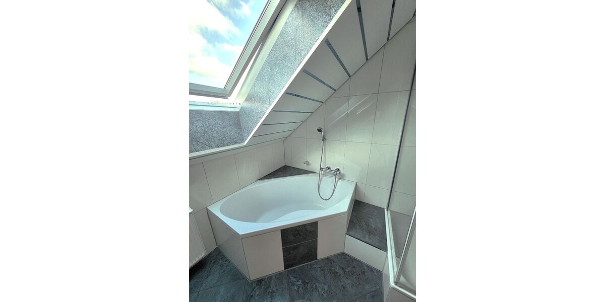 LUXUSPUR 5 Zi. DG 112m² + UG 17m² Büro-Hobbyraum an max. 3 Pers. zum 1.7.26 - Dachgeschoßwohnung Lorch | Angebot:26227932