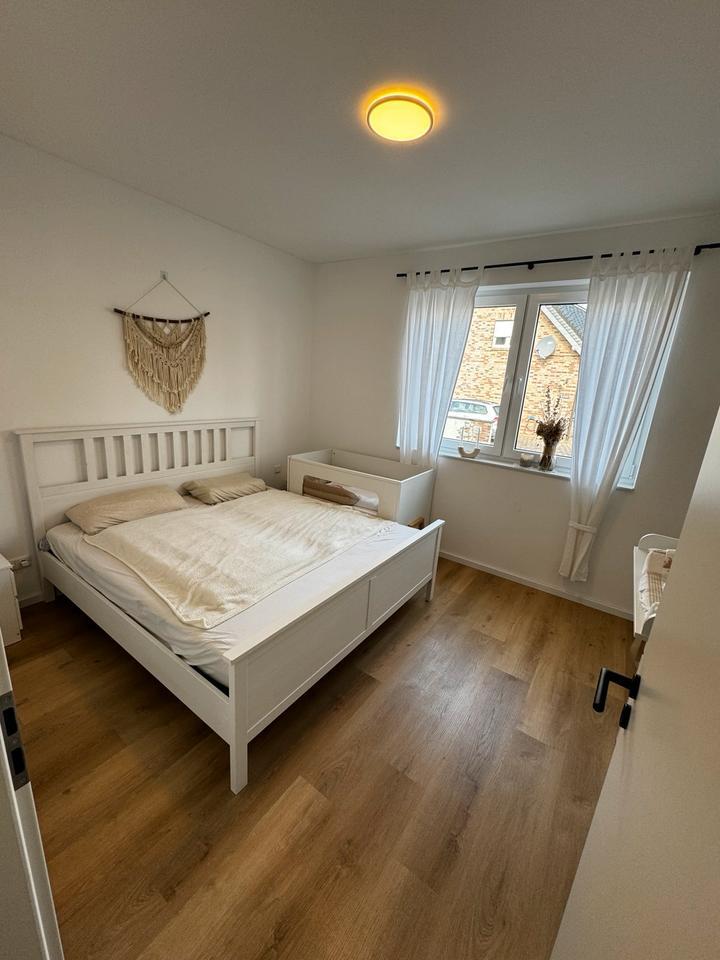 Neuw. 3ZKBTG EG-Neubau Wohnung, Küche, Garten, Carport, E-Ladem.