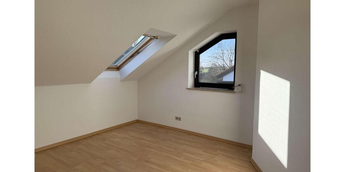 Großz. DHH beste Lage, ca. 130 m² Wfl., 5 Zi., Bj. 1983, Kanal nur 50 m entfernt, Garage + Carport ! 5 zimmer