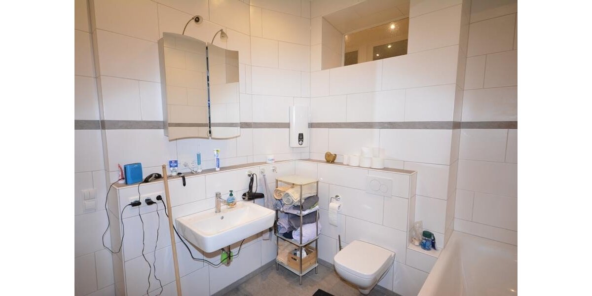 Eine wunderschoene Altbauwohnung in zentraler Stadtlage. 3 zimmer