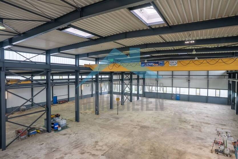 Gepflegte und großzügige Lagerhalle mit Bürogebäude in Autobahnnähe - Logistikpark - Lutterberg!