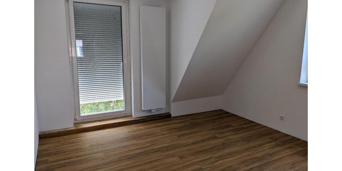 Dachgeschoßwohnung Trossingen - 4.5 Zimmer, 111 m&sup2;, 333&euro; | Angebot:25329957