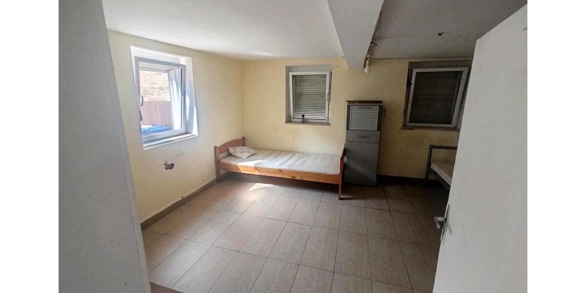 Wohnen auf Zeit Geldersheim - 8 Zimmer, 150 m&sup2;, 350&euro; | Angebot:26303500