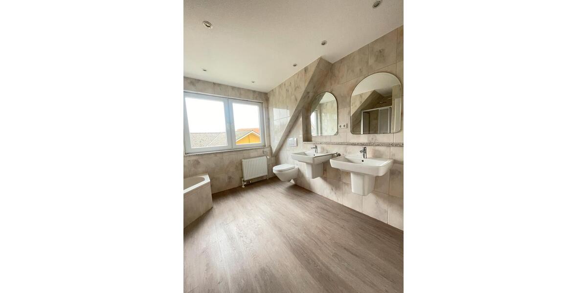 Doppelhaushälfte Zeven - 5 Zimmer, 130 m&sup2;, 1.200&euro; | Angebot:26014403