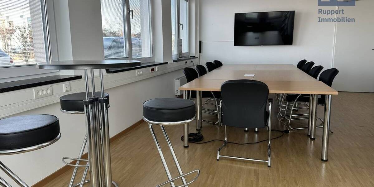 Lichtdurchflutete und moderne Bürofläche mit guter Anbindung in Waldbüttelbrunn 3 zimmer