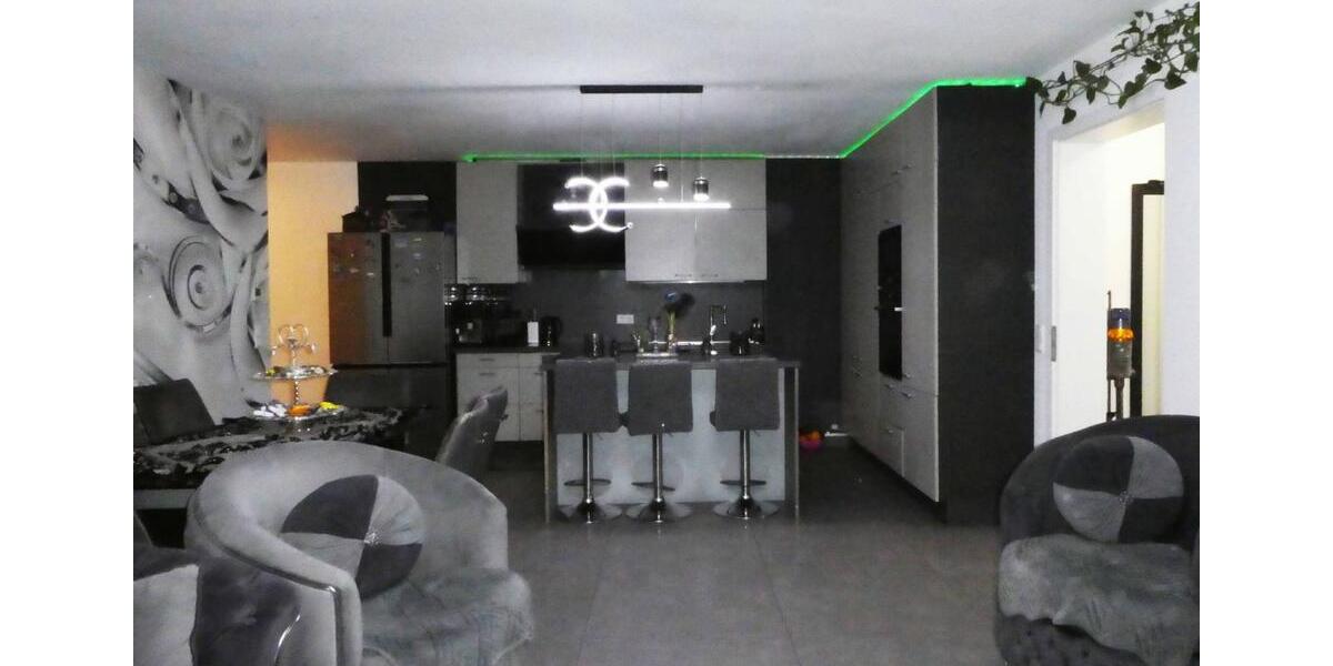 AUMÜLLER-Immobilien - Moderne energiesparsame 4-Zi-EG-Wohnung mit überdachtem Balkon und Carport 4 zimmer