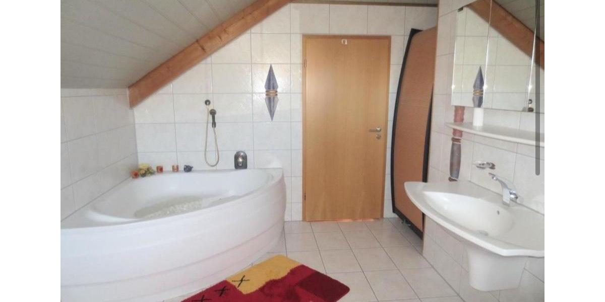 Dachgeschoßwohnung Egenhausen - 4 Zimmer, 105 m&sup2;, 930&euro; | Angebot:26608686
