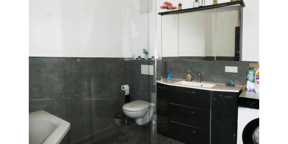 AUMÜLLER-Immobilien - Moderne energiesparsame 4-Zi-EG-Wohnung mit überdachtem Balkon und Carport 4 zimmer