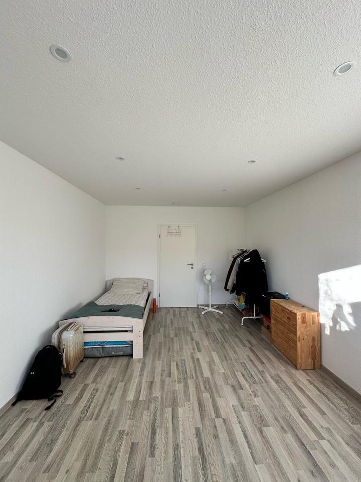 Möbliertes 18qm Zimmer - 5er WG, Nähe Mercedes