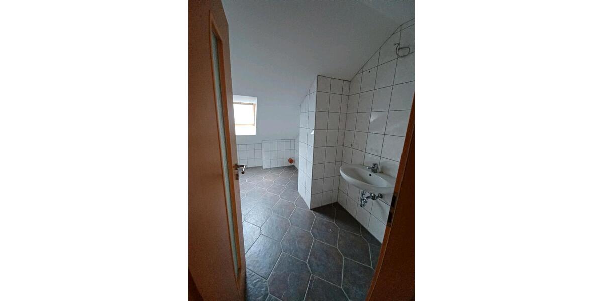 Dachgeschoßwohnung Elsenfeld - 3 Zimmer, 76 m&sup2;, 760&euro; | Angebot:25516261