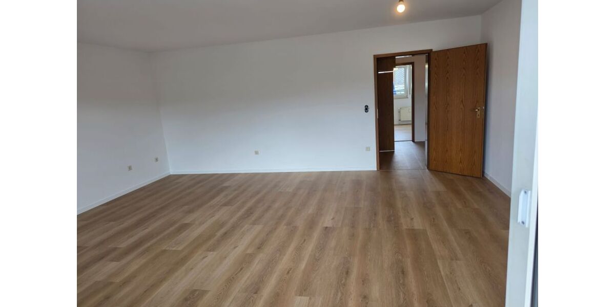 Renovierte 2,5 Zimer-Wohnung mit Aufzug, Balkonkraftwerk, Video-Sprechanlage, Garage (Warmmiete: 1.040 + 100 Garage) - Etagenwohnung Duisburg Meiderich | Angebot:27261102