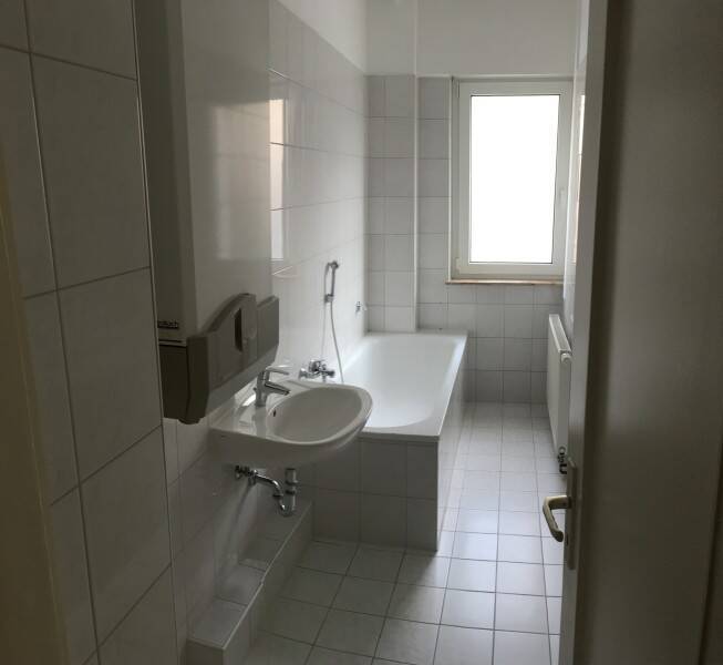 HELLE 2 Zimmerwohnung - GROSSE WOHNKÜCHE MIT EINBAUKÜCHE - TAGESLICHTBAD