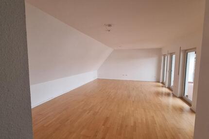 Tolle DG-Wohnung mit 5,5 Zimmern, 2 Balkonen und Einbauküche 5.5 zimmer