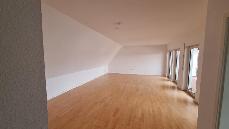 Tolle DG-Wohnung mit 5,5 Zimmern, 2 Balkonen und Einbauküche 5.5 zimmer