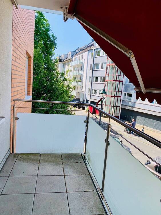 Renovierte 2-Zimmer-Wohnung mit 2 Balkonen 2 Stellpl. in Bestlage von D-Oberkassel