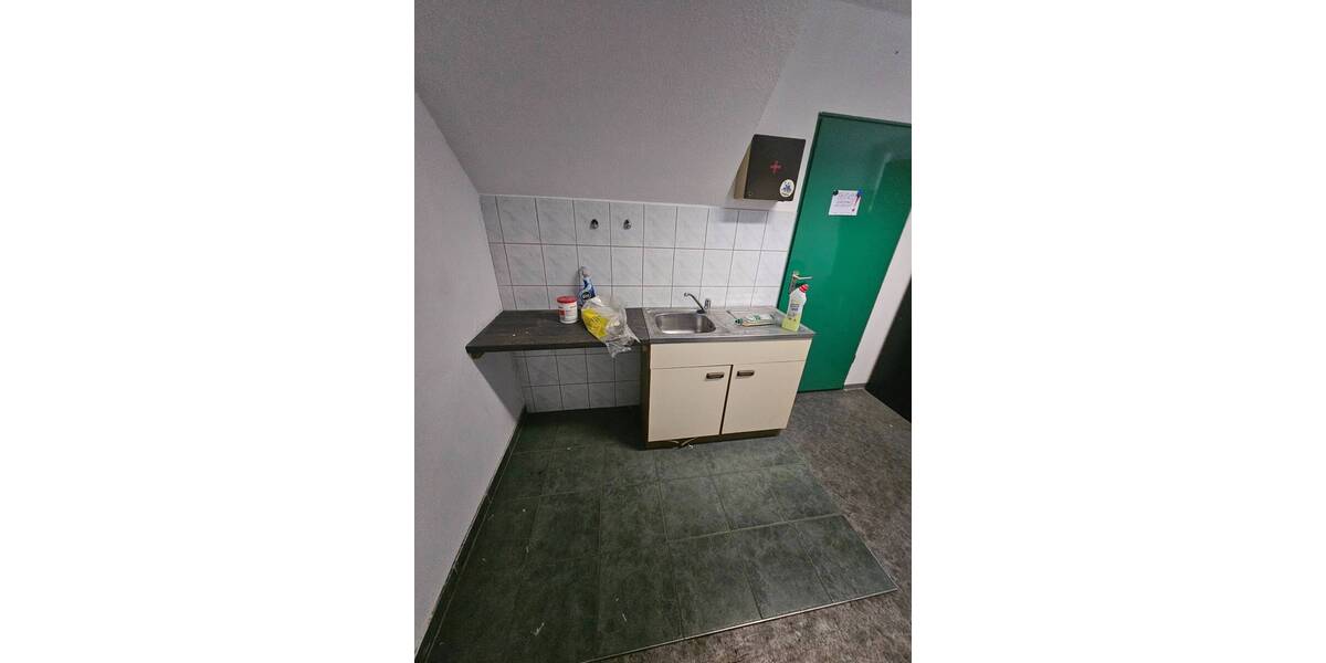 Pfeilerfreie Lagerhalle mit 2 Rolltoren, Büro, Lager, Teeküche, WC & zusätzl. Freifläche zimmer