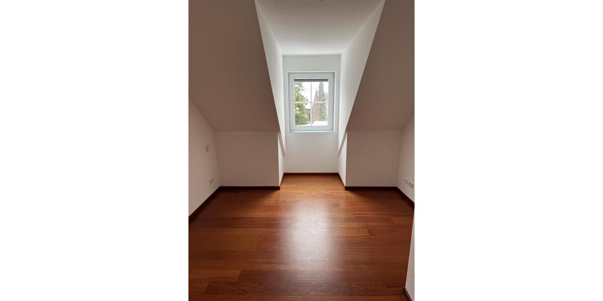 Dachgeschoßwohnung Gröbenzell - 3 Zimmer, 106 m&sup2;, 2.050&euro; | Angebot:25002696