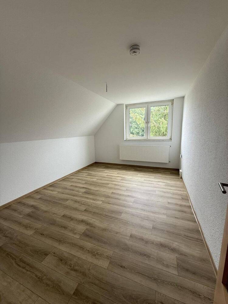 Stauchitz...Sonnige Dachgeschoss-Wohnung - neues Bad!!! - einfach alles neu renoviert!!!